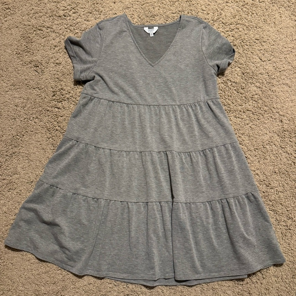 EUC Crown & Ivy v-neck tiered dress, sz XL, gray